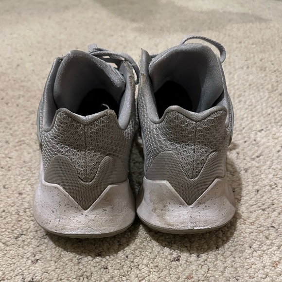 Men’s Nike Kryrie size 9 - Picture 3 of 4